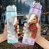 1 Stück Pferd mit Schal Winter-Print 750 ml Farbe Kunststoff Sport-Wasserflasche Auslaufsicher Klappdeckel mit Strohhalm Geeignet für Sport, Büro, Heimgebrauch