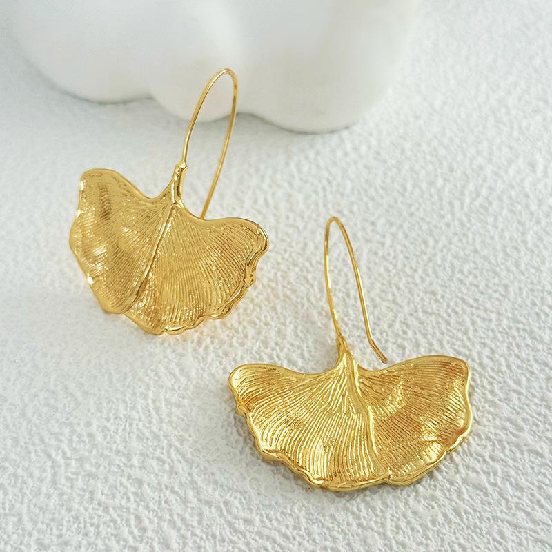 Retro Chinese Ginkgo Leaf Ear Hooks: Autumn/Winter Statement Earrings in Exaggerated Fashion Design