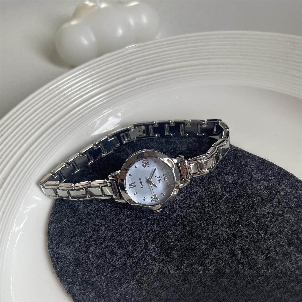 Niche Round Small Dial Student Mori Bracelet Steel Belt Simple Temperament Small Watch Women's Light Luxury Retro