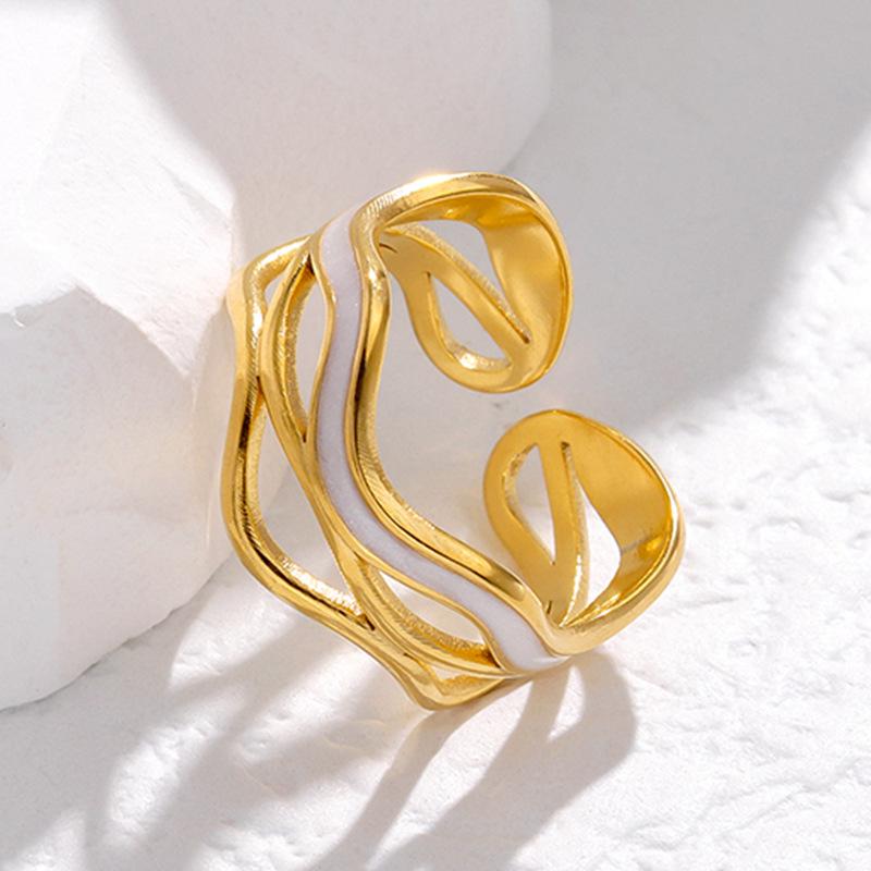 Anello in Acciaio Titanio Placcato Oro - Elegante Stile Ins da Donna con Sensazione di Alta Gamma e Design Semplice, Influenza Europea e Americana.