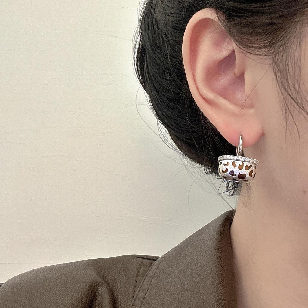 New Stylish Zircon Bag Ear Cuffs: Women's Fashion, Light Luxury, High-End, Versatile, and Trendy Earrings.