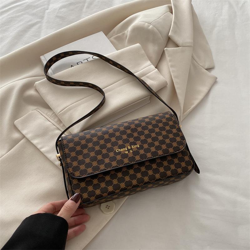 

Нишевая ретро-сумка простая высококачественная текстура модная сумочка повседневная 2025 новая портативная на плечо подмышку коричневый