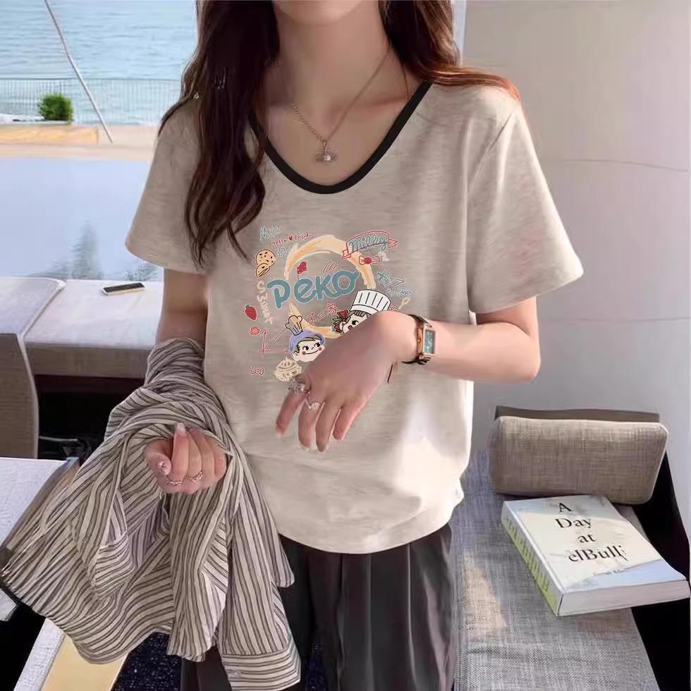 

Contrasting color V-neck short-sleeved top, summer design sense printing large size, slightly fat and thin, front shoulder exposed collarbone T-shirt XL