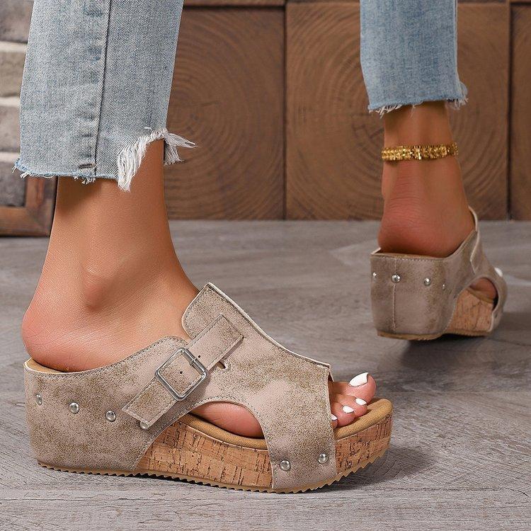 

Клипсы-танкетки большого размера женские лето 2025 внешнеторговые новые сандалии-сандалии с пряжкой и заклепками женские 43