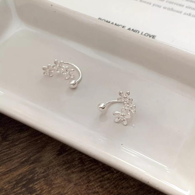 Japan-Korea Women's Floral Ear Hooks: Trendy Simple Flower Earrings, Blogger-Recommended.