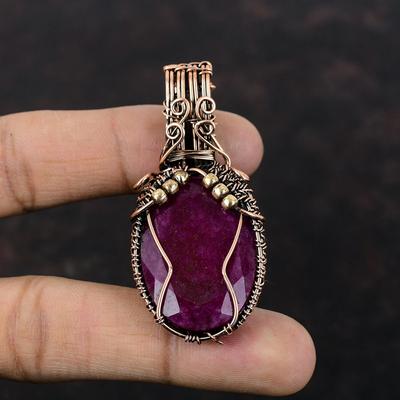 Pendentif en rubis du Cachemire à facettes Pendentif enveloppé de fil de cuivre Pendentif en pierre précieuse Bijoux en rubis du Cachemire enveloppés de fil Bijoux en cuivre faits à la main pour cadeau