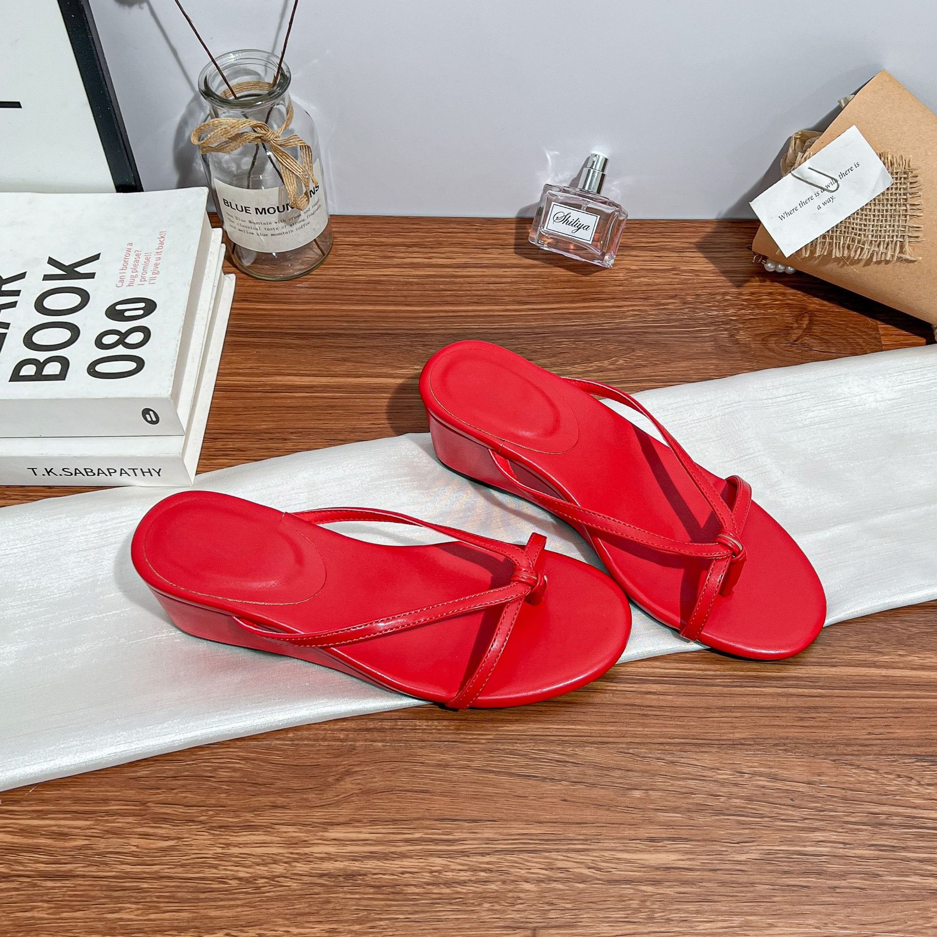 

Yuanlitong фея ветер французский 6см каблук тапочки шлепанцы на толстой подошве с тонкими ремешками женские сандалии для улицы лето 40 красный