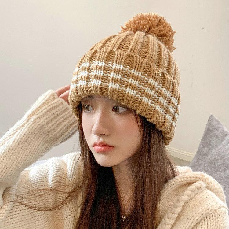 Niedliche Wollbommel schwarz-weiß gestreifte Strickmütze Damen Winter Herbst und Winter neu thermisch Ohrenschutz Wollmütze Tide