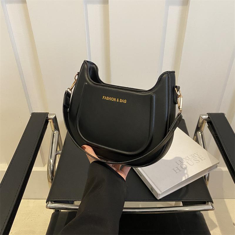 

Solid color foreign style spring handbag women s chain pressure shell 2024 new niche texture shoulder messenger bag underarm bag чёрный
