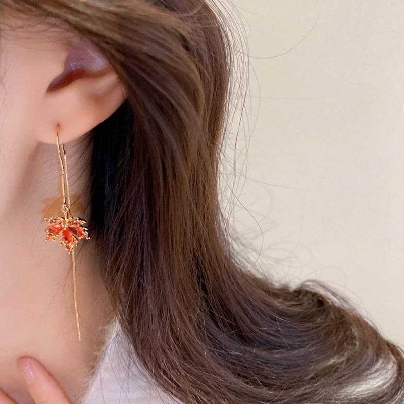 Elegant Red Crystal Maple Leaf Earrings Fashion Tassels Ear Ring Temperament Rhinestone Earwear Trendy Statement Pieces