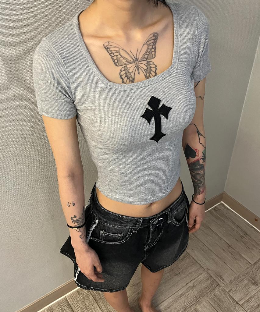 Bonseullipi Cross Square Neck T-Shirt (Gray)