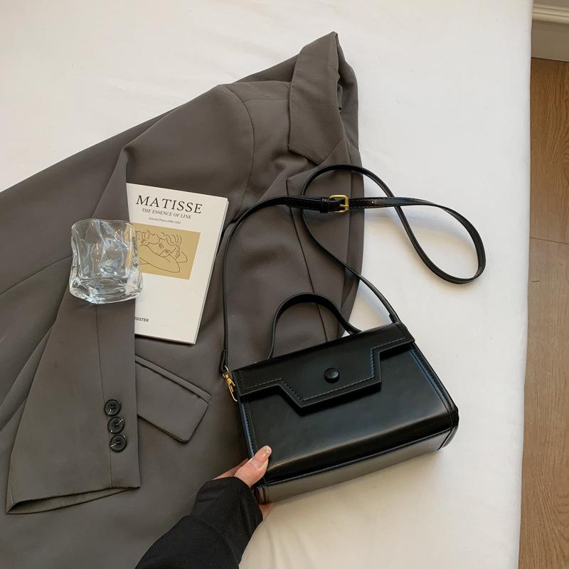 

Niche design messenger bag women s new casual versatile small square bag fashion commuter shoulder bag