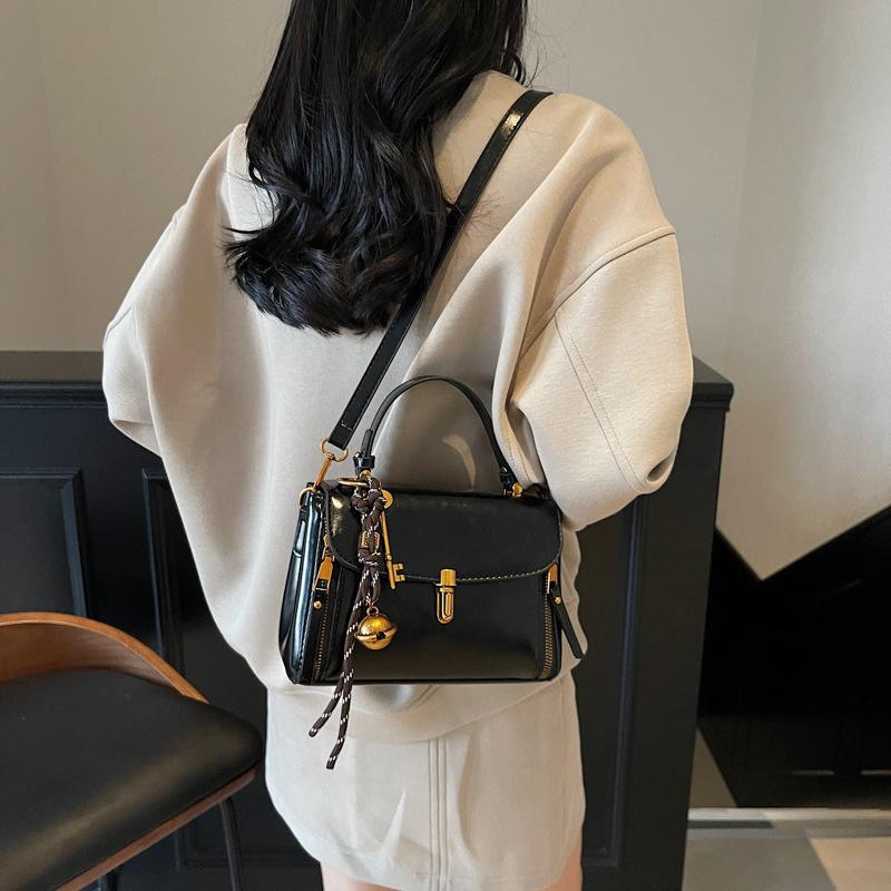 Retro Portable Small Square Bag Women's 2025 New Trendy Autumn and Winter Fashion Korean Niche Design Shoulder Messenger Bag
