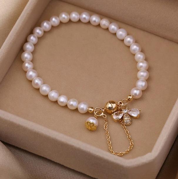 Natural Pearl Bracelet French Design Sense Iron Suction Buckle Beaded Bracelet Zircon Bee Pendant Bracelet.