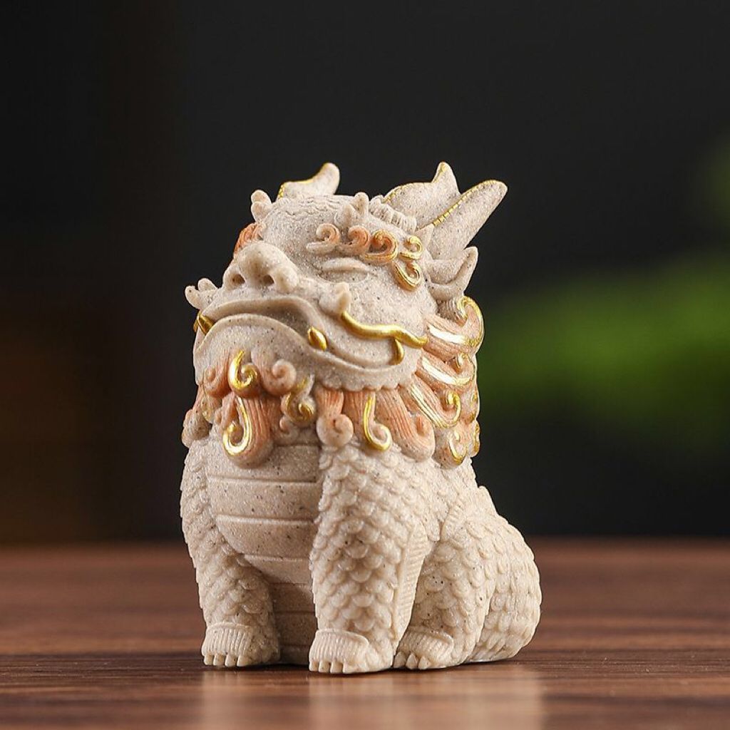 Sandstein Pixiu (Fabelwesen) Figur, ein Dekorationsartikel für Büroschreibtische und Arbeitsplätze, mit einem Qilin (Fabelwesen)