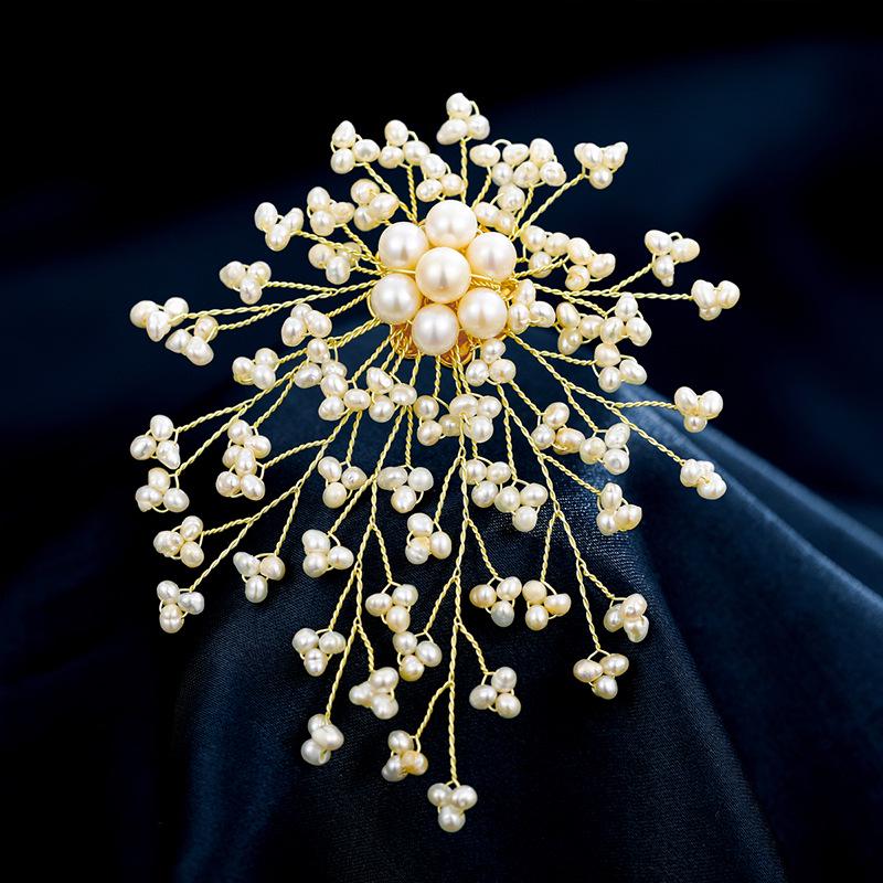 Broche en Perles d'Eau Douce Tissées à la Main - Accessoire Polyvalent Haut de Gamme