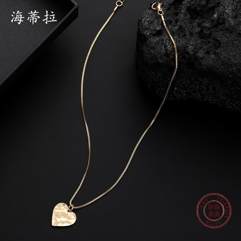Gold love pleated small pendant, fashionable small clear ins women's versatile environmentally friendly alloy necklace