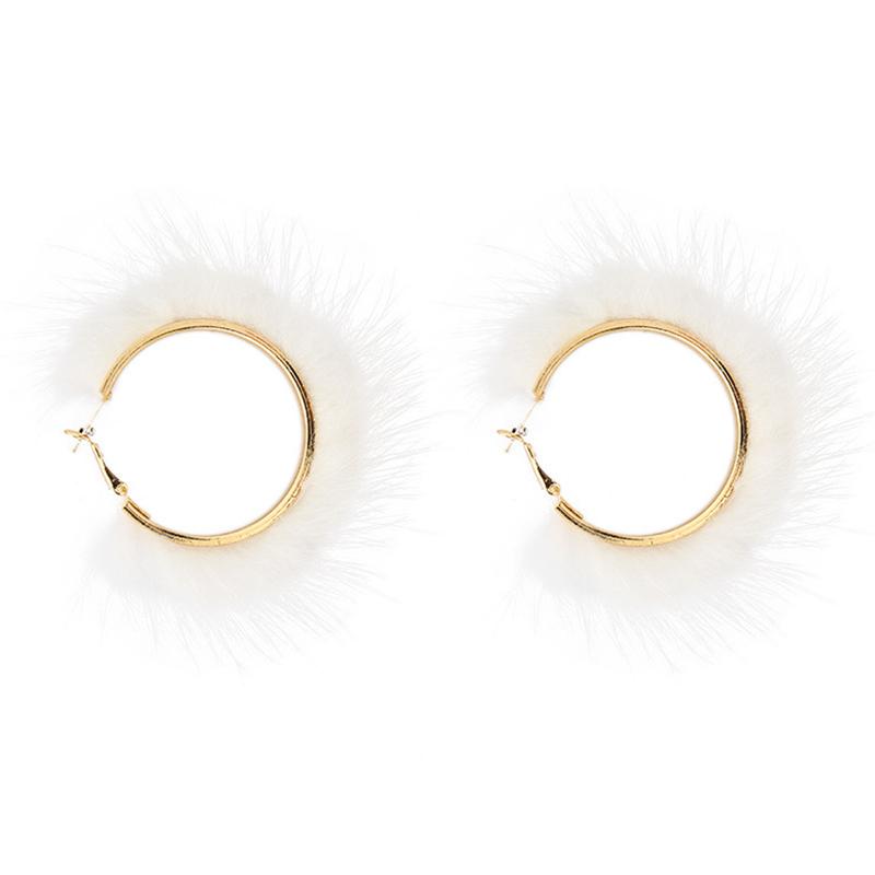 

1 пара украшений Великолепный плюшевый дизайн Серьги для повседневной носки Модные золотые серьги-кольца Универсальный пушистый меховой дизайн милый многоцветный белый