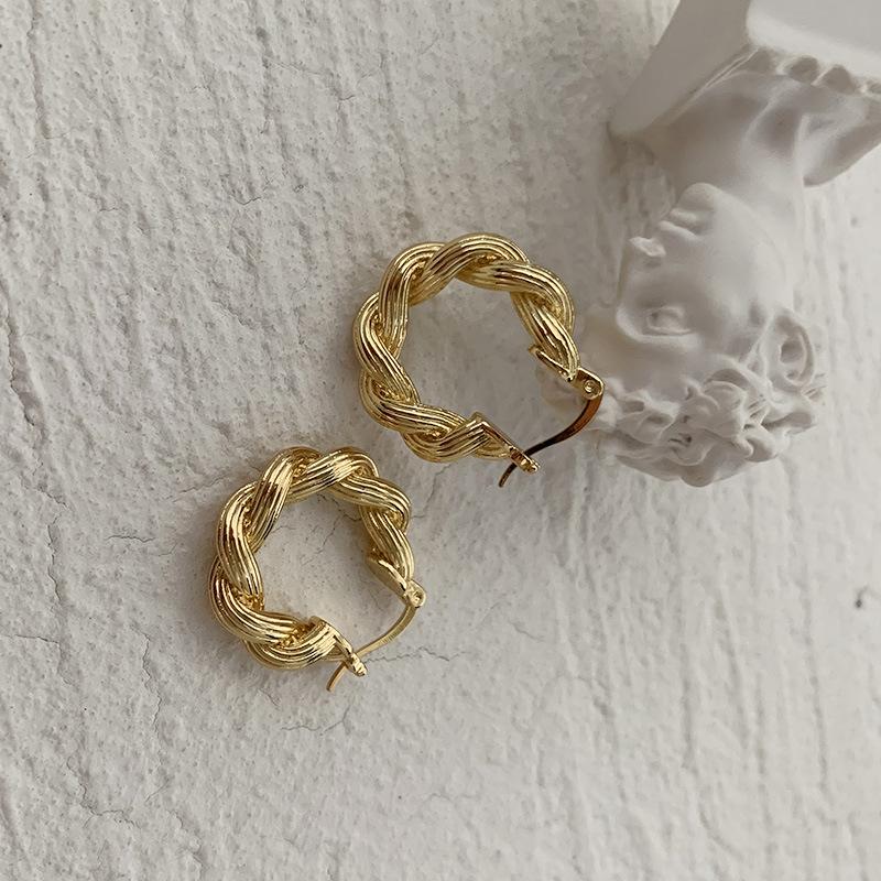 

Retro French Hong Kong style exaggerated geometric triangular earrings women s high sense of atmosphere fashion temperament niche earrings золотой