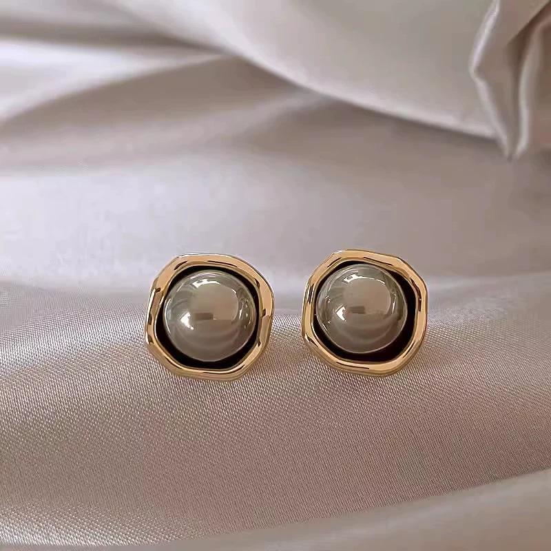 "French Retro Gray Pearl Earrings - Light Luxury, Versatile & Elegant Commuter Style for Women"