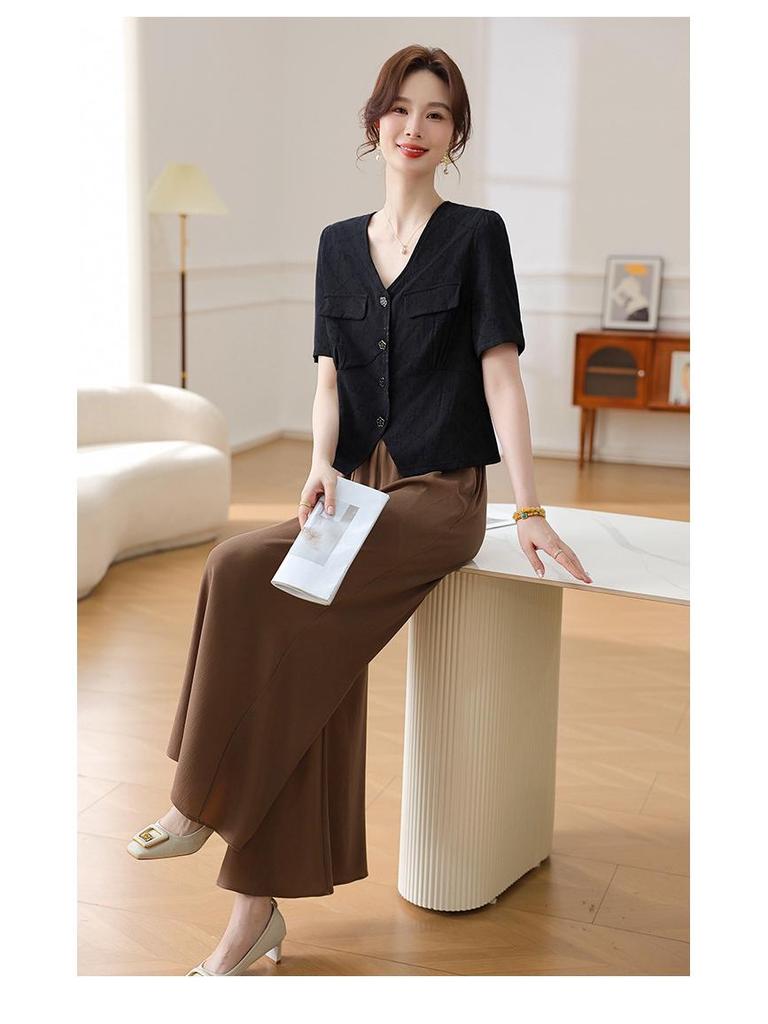 Mom's Summer 2025 Two-Piece Set: Fashionable Short-Sleeve Top for Middle-Aged Women.