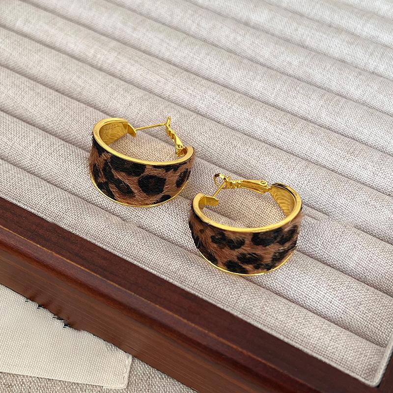 

Flocking leopard print wide-edge earrings, studs, women s European and American light luxury earrings, temperament earrings, niche