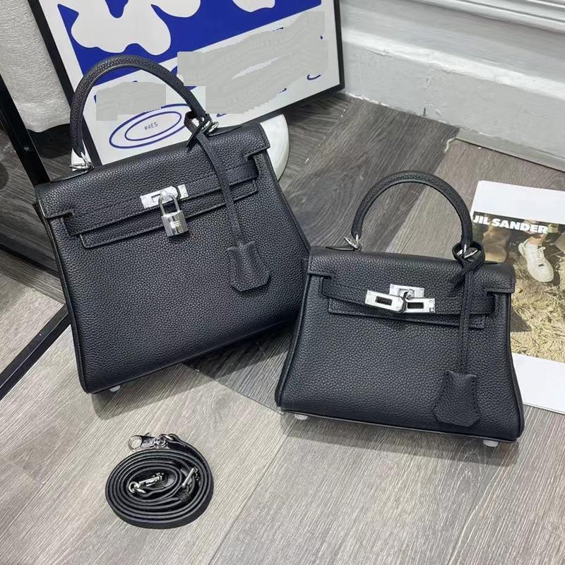 Kleine Tasche mit breitem Schultergurt, Minitogo Rindsleder, neue kleine Umhängetasche aus Leder mit einer Schulter