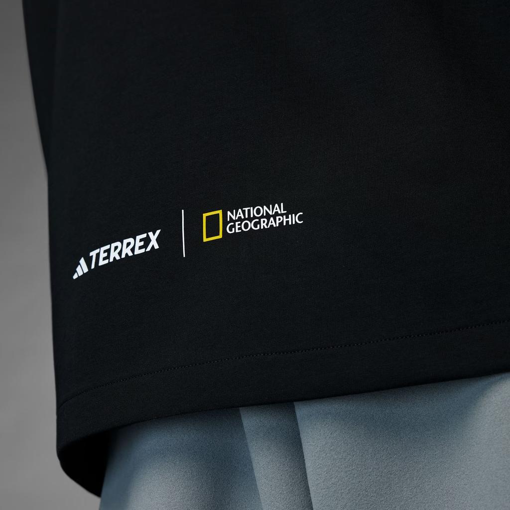 Adidas X Koszulka z długim rękawem z nadrukiem marki National Geographic, wygodna, unisex, czarna IX5613