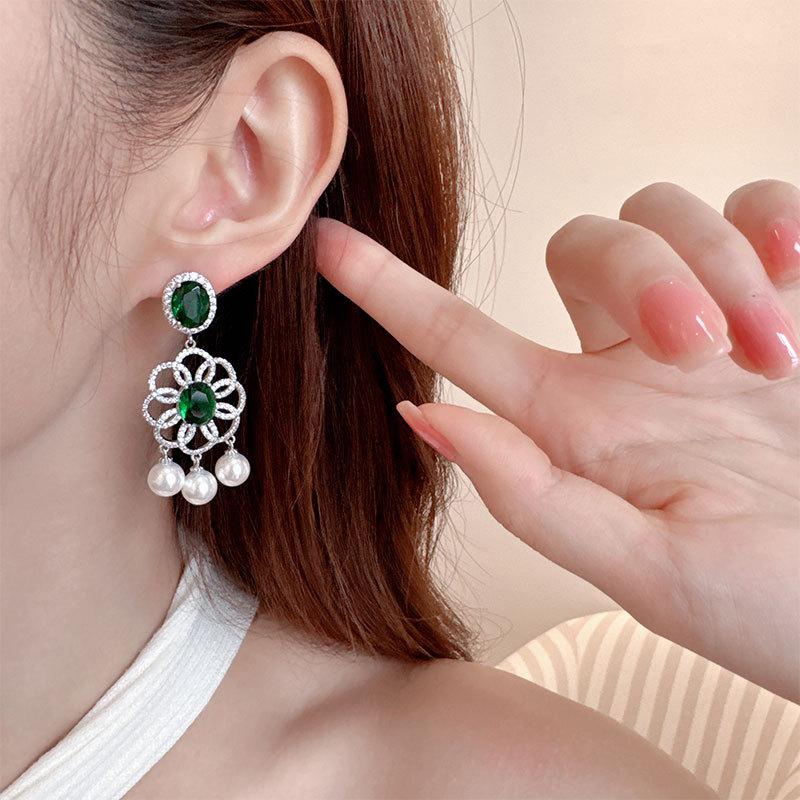 Ladies Light Luxury Design Elegant Imitation Pearl Tassel Flower Earrings Fashionable and Versatile Unique Design Sense Earrings