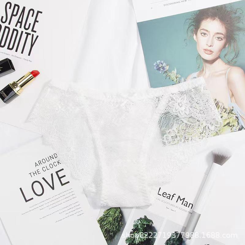 Mid-Waist Seamless Lace Panties for Women with Breathable and Hip-Lifting Design, Featuring 100% Cotton Crotch.