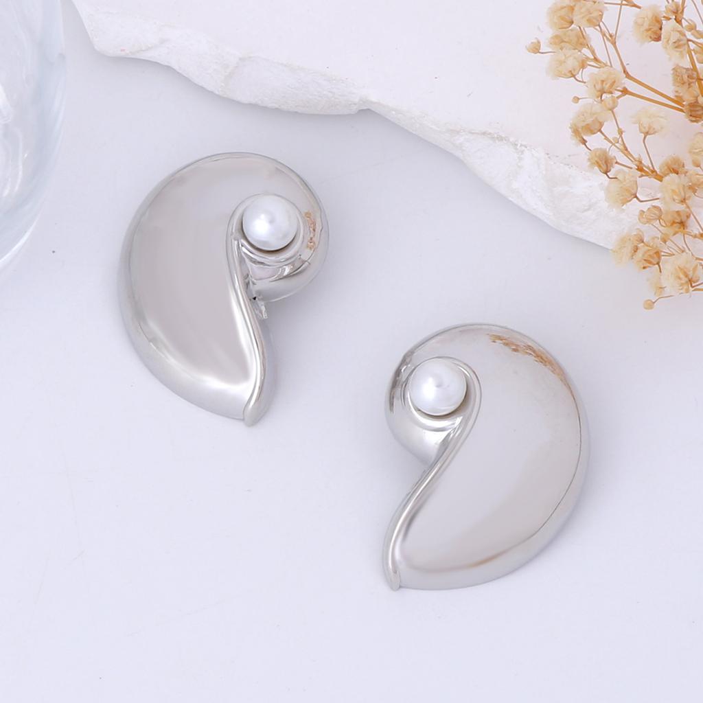 Simple and fashionable, inlaid pearl-like metal conch stud earrings, casual and versatile, vacation style for girls