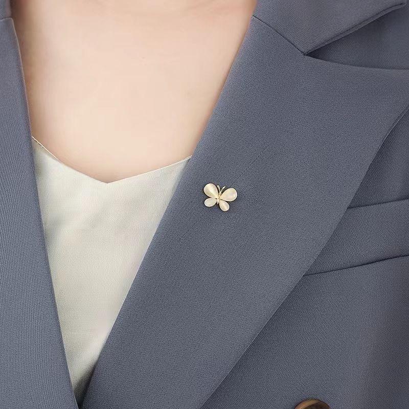 Korean Simple Mini Cat's Eye Stone Butterfly Collar Pin - Invisible Leak-Proof Brooch for Women