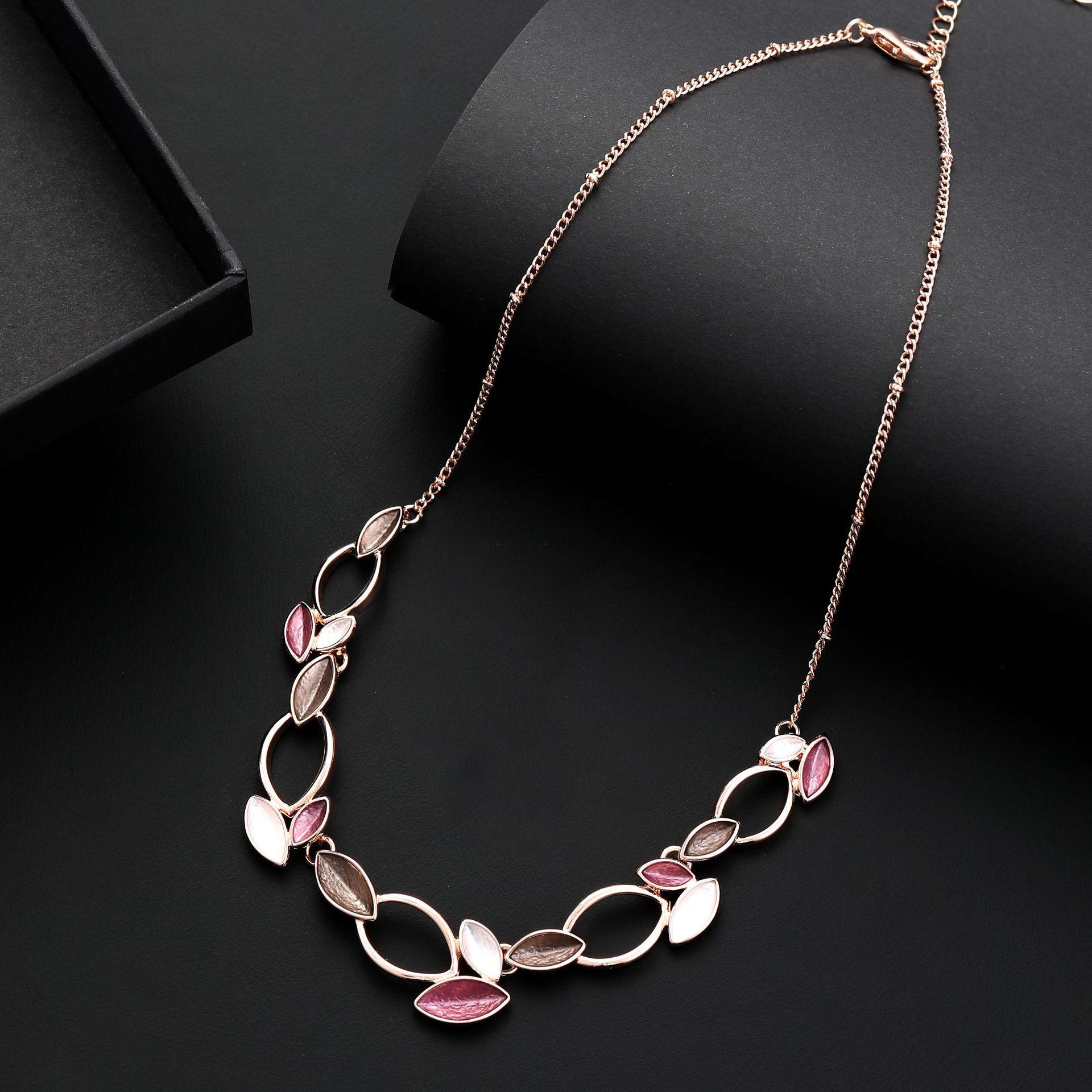 

Оригинальное новое ожерелье из сплава золотого цвета с лепестками розово-красного цвета, модное и универсальное женское ожерелье в форме цветка