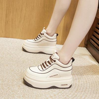 Scarpe con plateau bianche da donna: Sneakers versatili con suola spessa, foderate in velluto, che valorizzano l'altezza, autunno/inverno 2025