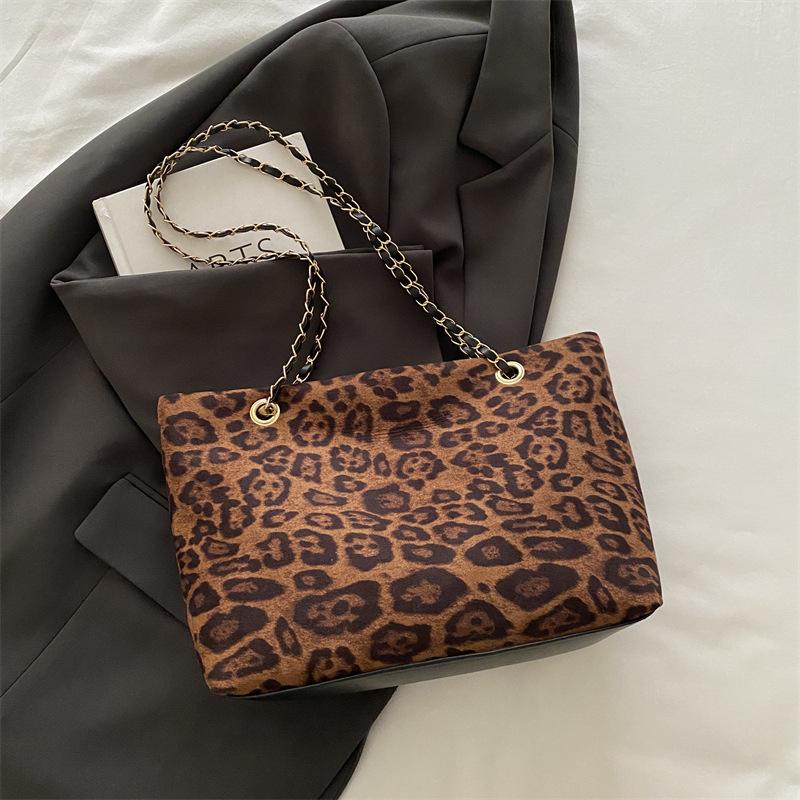 

Super fire leopard print tote bag women s autumn and winter 2025 fashion shoulder bag large capacity handbag