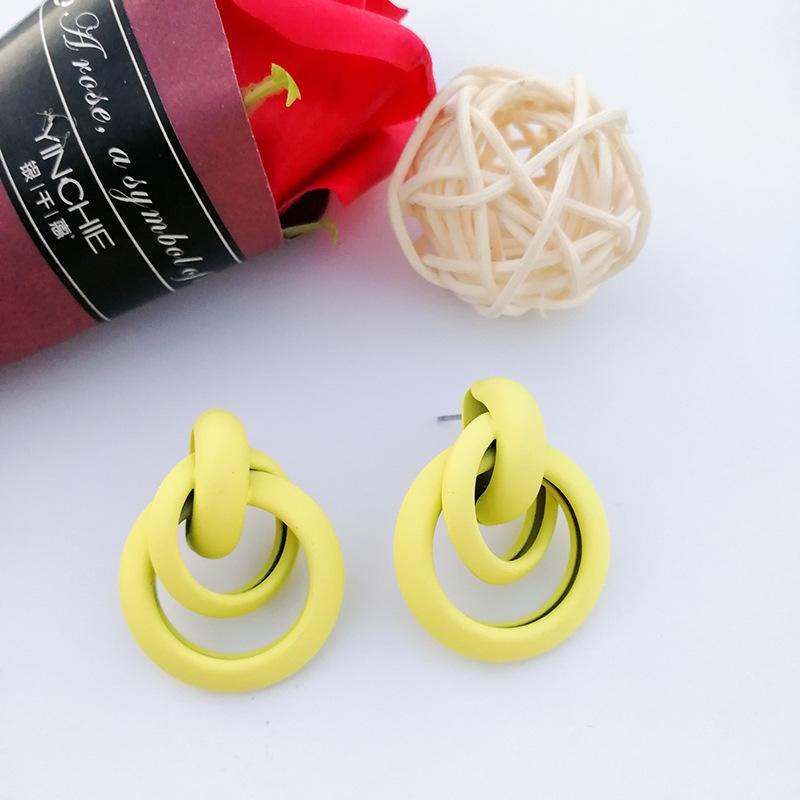 Noua vopsea de cauciuc, culoarea bomboanelor, cercei de rețea roșii, cu cercei exagerați retro simple, rece, retro