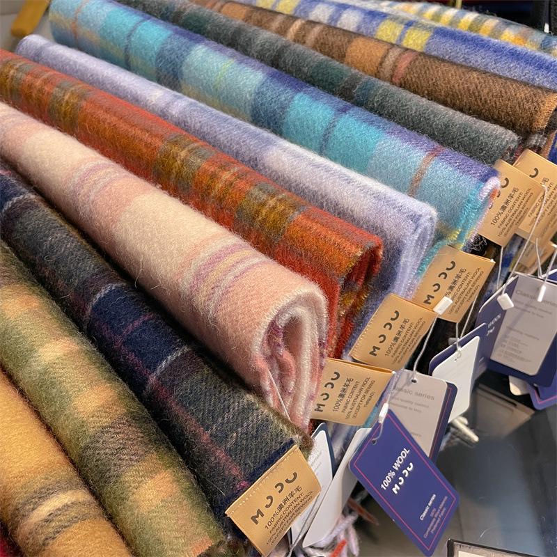 Timeless British Plaid Scarf: Classic Australian Wool for Winter - Women's Gray & White Retro Neckwear