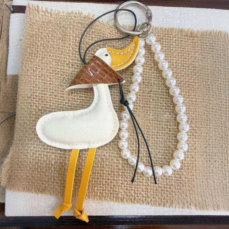 1Pcs Fashion Pu Leather Car Ornament Lucky Scarf Duck Charm Keychain With Pearl Diy Bag Pendant Cute Creative Duck Decoration