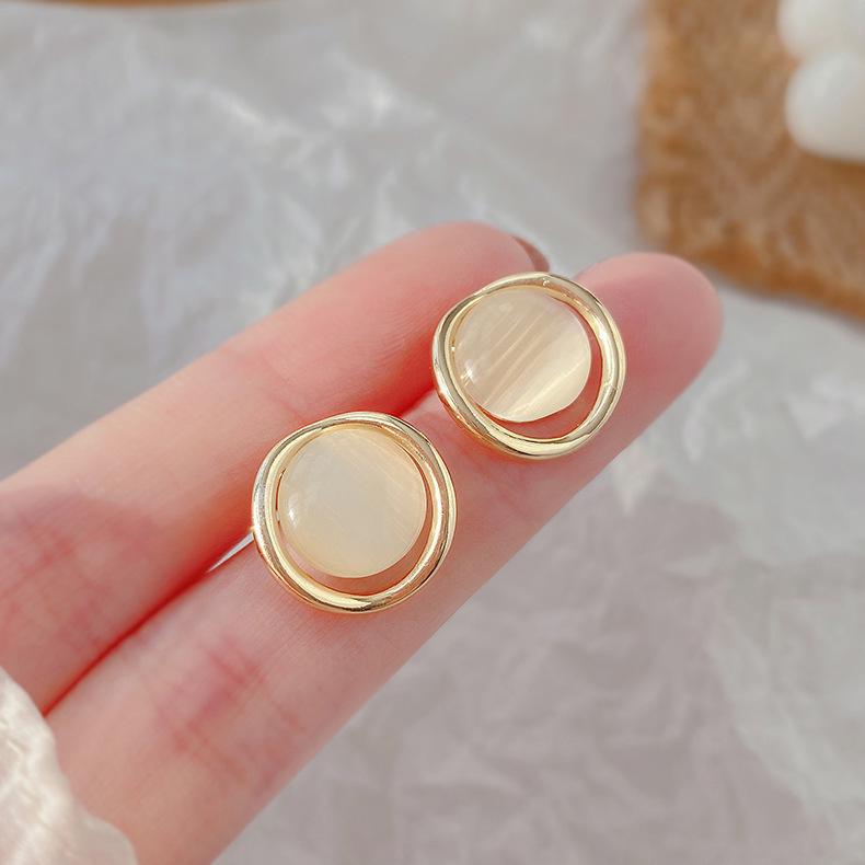 Elegant Cat s Eye Geometric Stud Earrings - Autumn/Winter 2024 Trend for Women