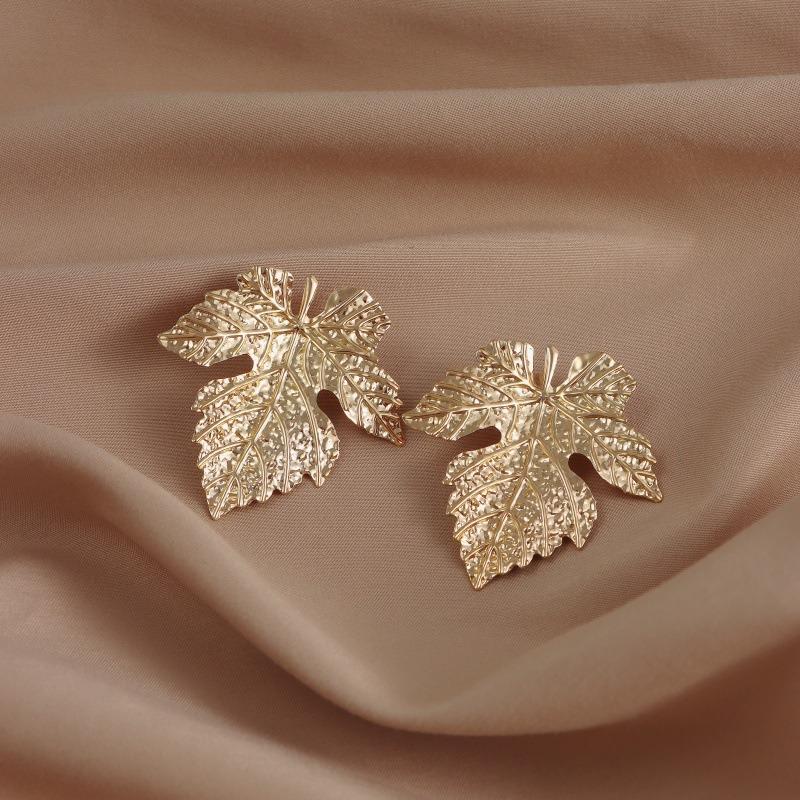 

European Style Trendy Punk Leaf Earrings, Gold Ginkgo & Maple Metal Edgy Statement Studs золотой