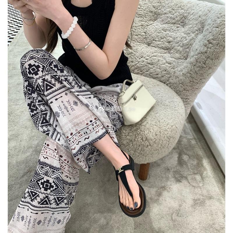 ~ Retro T-Wort mit Urlaubsstil vielseitiger Metall-Schnallenclip Fuß Fischgrätenmuster coole Hausschuhe weiblich Sommer