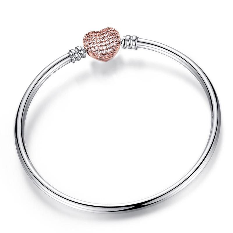 Eenvoudig zelf te maken slangenkettingarmband met Europese bedeltjes, een modieuze sieradenstijl voor dames, zoals die van Mary Poppins.