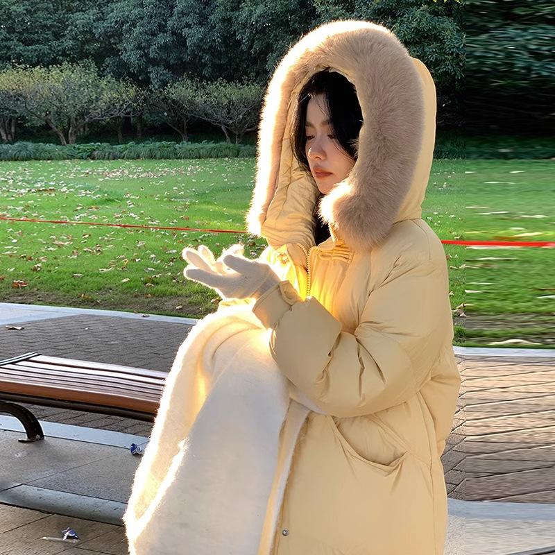 

Женский длинный пуховик с большим меховым воротником, зимний 2025, новый модный, милый, с пряжкой, теплый, на белом утином пуху, длиной до колена S