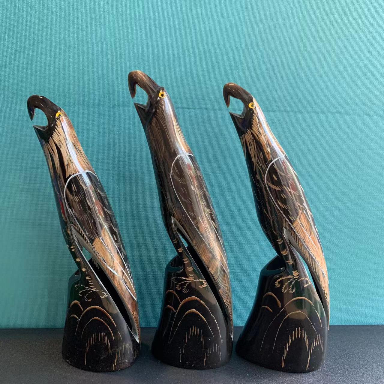 Hand-Carved Ox Horn Parrot Ornament and Comb Set чёрный
