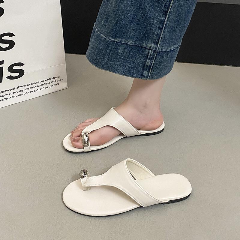 Metal is beautiful, great-looking, soft-soled French versatile cool slippers, flat-bottomed super fire beach Roman toe girl summer wear