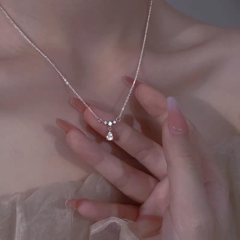 Yaya Water Drop Necklace: S925 Sterling Silver Clavicle Chain with Luxury Design and High-End Pendant.