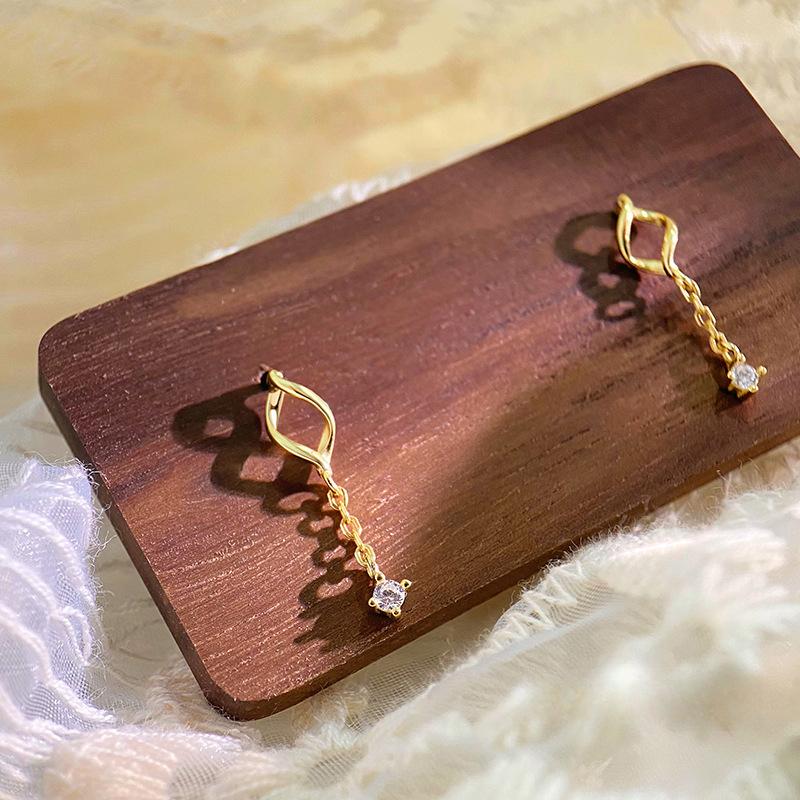 Personalized Hollow Small Fresh Tassel Earrings for Women with High-end Niche Design Earrings