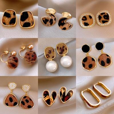 Boucles d'oreilles puces à strass imprimé léopard: Mode Rétro Élégante pour l'Automne & l'Hiver