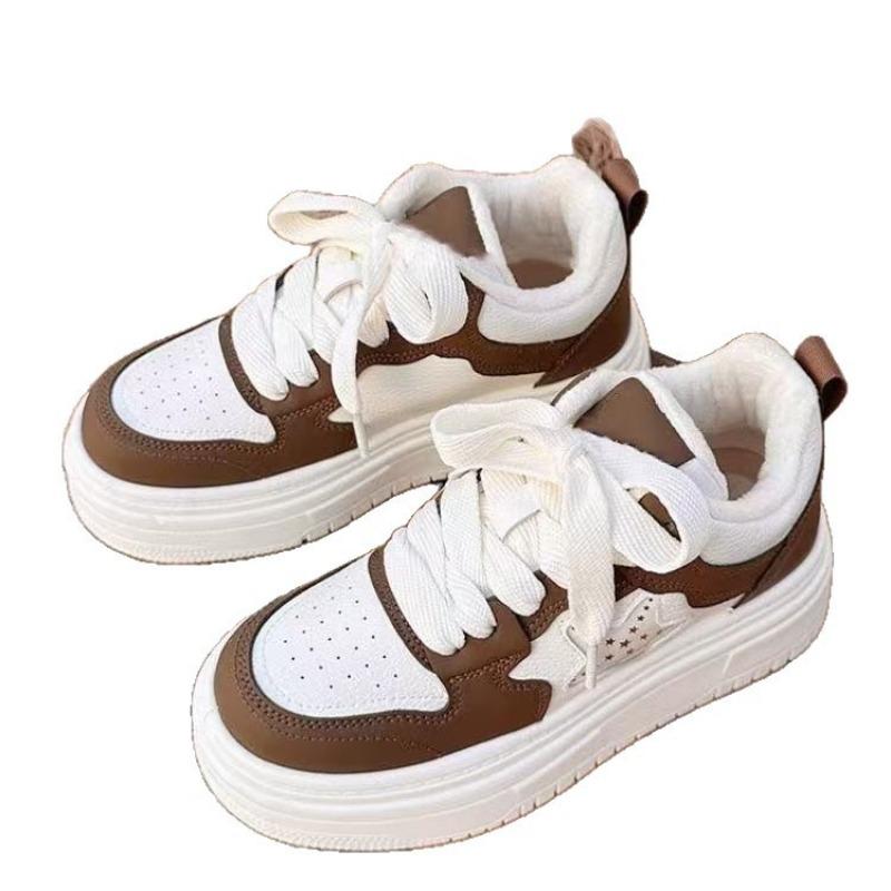 High-value milk whirring, showing small women's feet, small muffin thick-soled little white shoes, new casual and cute shoes, women's shoes