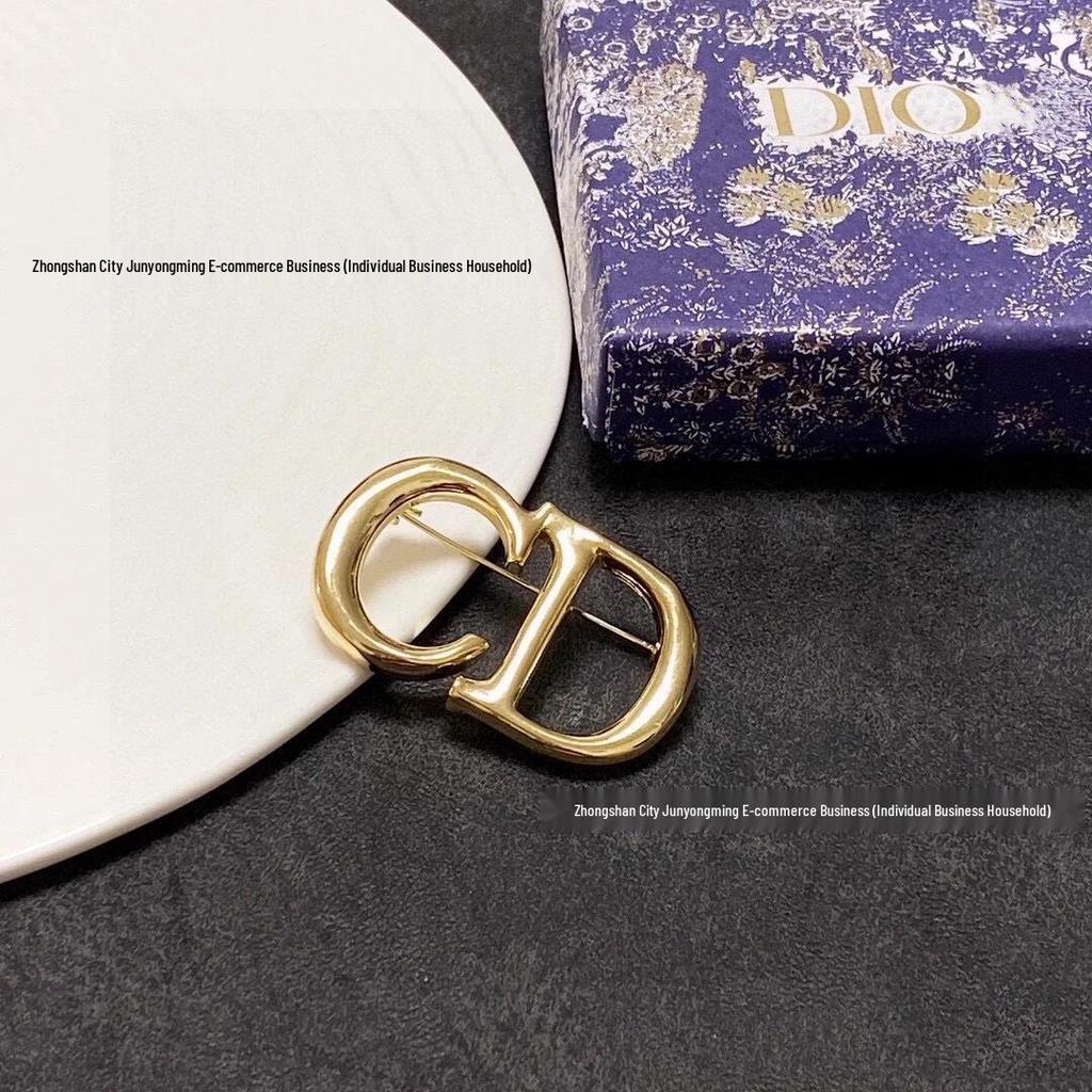 Polierte Gold-Buchstaben-CD-Brosche für Damen - Minimalistischer, vielseitiger Kupferstift mit echter Vergoldung für Anzugzubehör